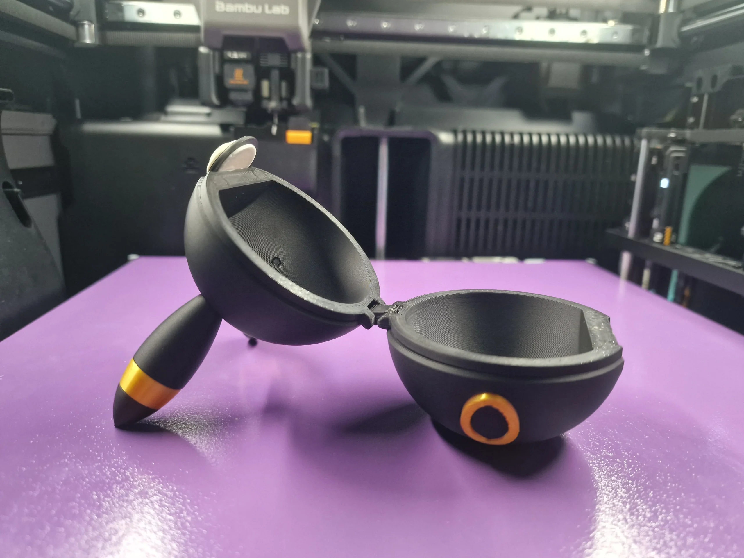 Opening Umbreon Pokeball - Image 4